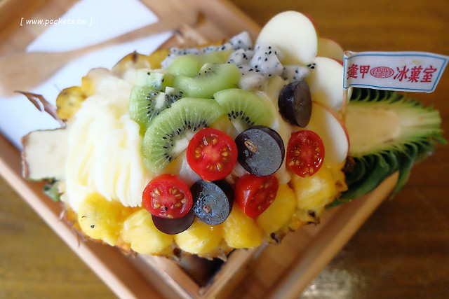 逢甲冰菓室┃台中逢甲美食：復刻懷舊冰菓室，有整顆鳳梨的水果叢林和整顆哈蜜瓜的夏日哈球雪花冰，位於逢甲大學正門口，食尚玩家也來採訪了 @飛天璇的口袋