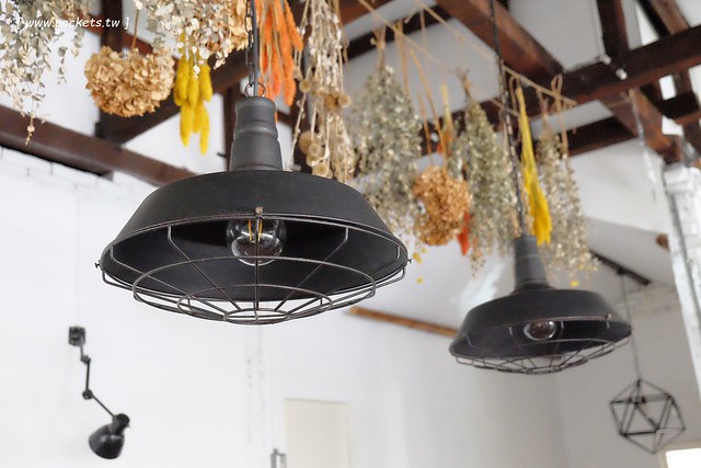 斑馬散步咖啡：老宅改建咖啡館，漂亮白色建築，擁有寬敞庭院，環境漂亮好拍照 @飛天璇的口袋