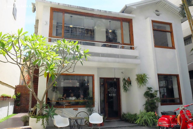 斑馬散步咖啡：老宅改建咖啡館，漂亮白色建築，擁有寬敞庭院，環境漂亮好拍照 @飛天璇的口袋