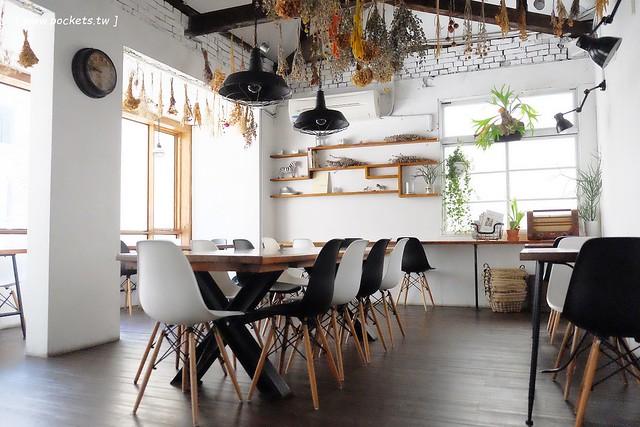 斑馬散步咖啡：老宅改建咖啡館，漂亮白色建築，擁有寬敞庭院，環境漂亮好拍照 @飛天璇的口袋