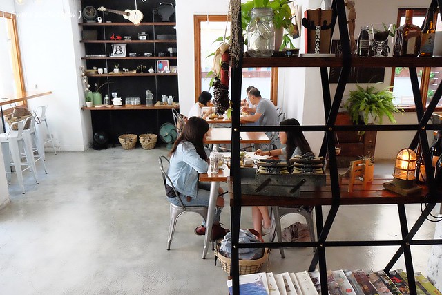 斑馬散步咖啡：老宅改建咖啡館，漂亮白色建築，擁有寬敞庭院，環境漂亮好拍照 @飛天璇的口袋