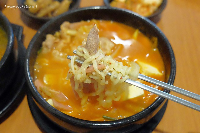 金美子純正韓式料理：有台中少見的馬鈴薯鍋，餐點平價選擇性多 @飛天璇的口袋