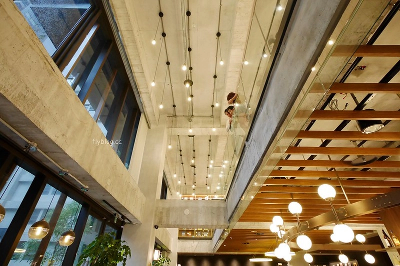 台中蔦屋書店｜全球20間最美的書店之一，結合書局和餐廳美食，還有獨家沖繩Doug&rsquo;s Burger漢堡 @飛天璇的口袋