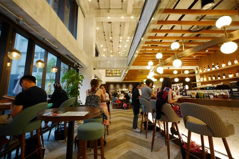 台中蔦屋書店｜全球20間最美的書店之一，結合書局和餐廳美食，還有獨家沖繩Doug&rsquo;s Burger漢堡 @飛天璇的口袋