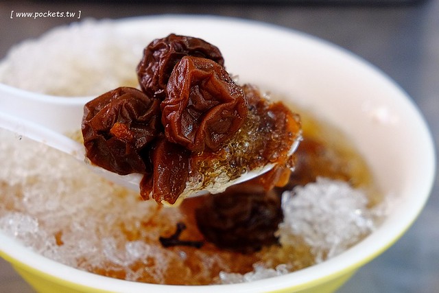 台中北屯｜阿坤黑粉圓冰．北屯市場內的超人氣冰品店，媒體採訪報導波霸珍珠Q彈好吃 @飛天璇的口袋