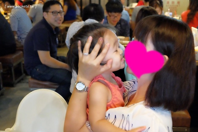 乾杯．中友店┃台中北區美食：輕鬆活潑的用餐氛圍，嘴對嘴親親10秒送五花肉 @飛天璇的口袋