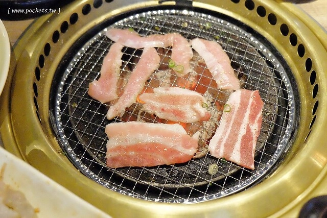 乾杯．中友店┃台中北區美食：輕鬆活潑的用餐氛圍，嘴對嘴親親10秒送五花肉 @飛天璇的口袋