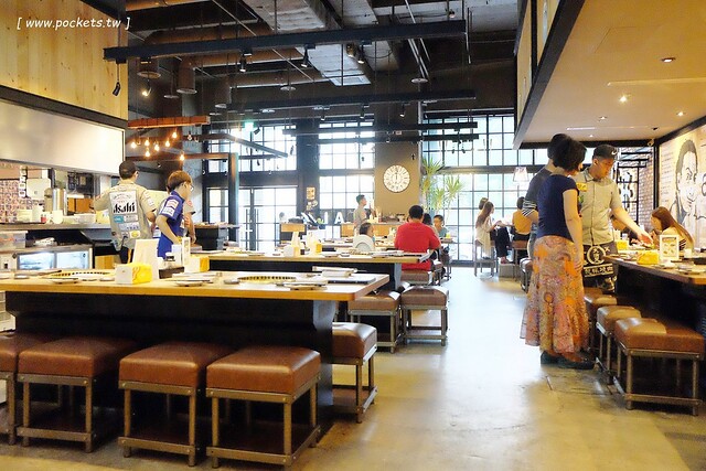 乾杯．中友店┃台中北區美食：輕鬆活潑的用餐氛圍，嘴對嘴親親10秒送五花肉 @飛天璇的口袋