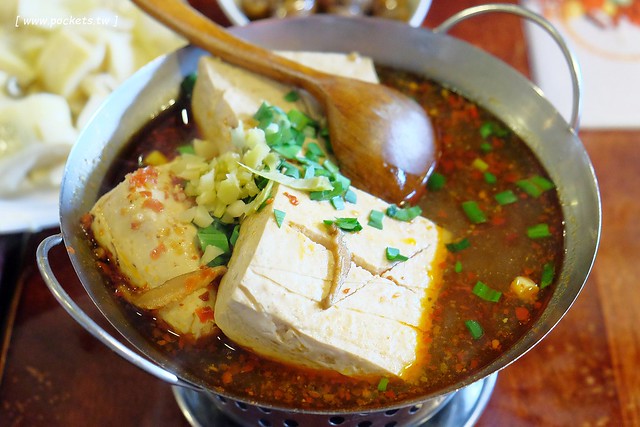 宜蘭蘇澳｜番割田甕缸雞，柴火烤的甕缸雞外皮酥脆內餡多汁，在地人都推薦吃這一家 @飛天璇的口袋