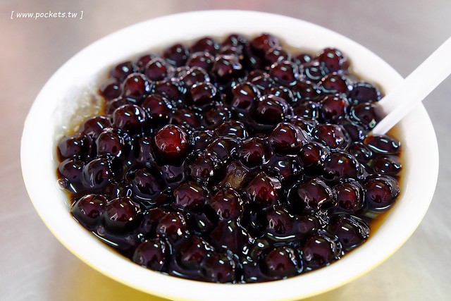 台中北屯｜阿坤黑粉圓冰．北屯市場內的超人氣冰品店，媒體採訪報導波霸珍珠Q彈好吃 @飛天璇的口袋