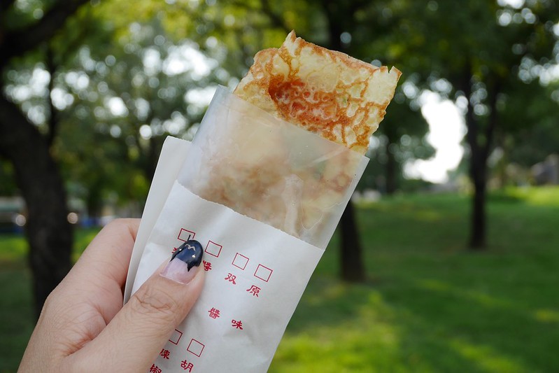 明倫蛋餅┃台中南屯：免排隊！小小一片蛋餅到底在紅什麼？逢甲超人氣排隊美食進駐公益商圈 @飛天璇的口袋