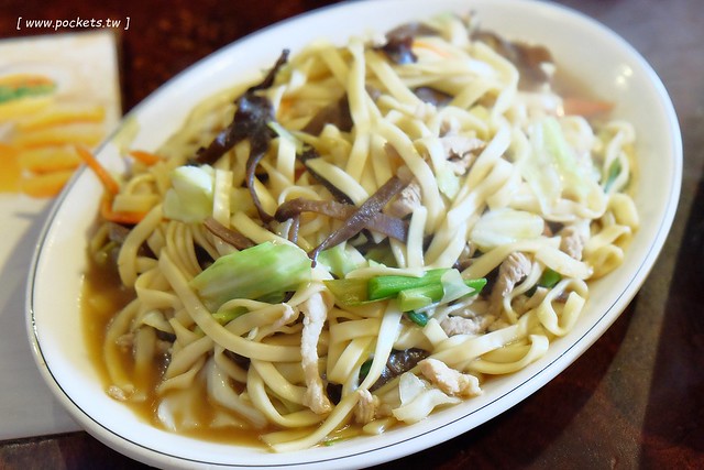 宜蘭蘇澳｜番割田甕缸雞，柴火烤的甕缸雞外皮酥脆內餡多汁，在地人都推薦吃這一家 @飛天璇的口袋