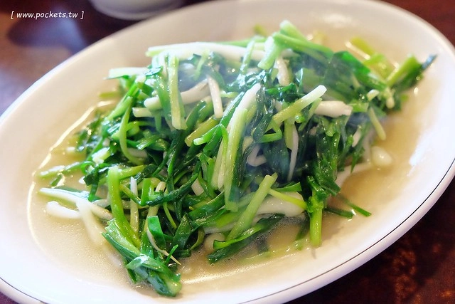 宜蘭蘇澳｜番割田甕缸雞，柴火烤的甕缸雞外皮酥脆內餡多汁，在地人都推薦吃這一家 @飛天璇的口袋