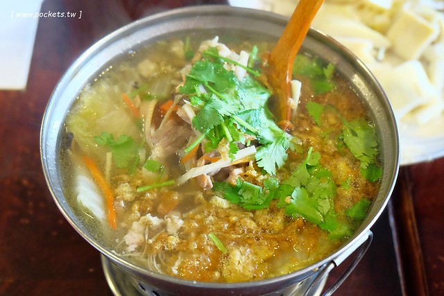 宜蘭蘇澳｜番割田甕缸雞，柴火烤的甕缸雞外皮酥脆內餡多汁，在地人都推薦吃這一家 @飛天璇的口袋