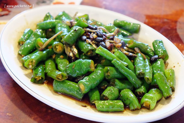 宜蘭蘇澳｜番割田甕缸雞，柴火烤的甕缸雞外皮酥脆內餡多汁，在地人都推薦吃這一家 @飛天璇的口袋