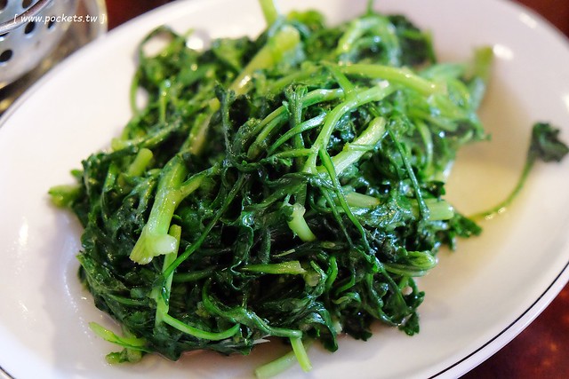 宜蘭蘇澳｜番割田甕缸雞，柴火烤的甕缸雞外皮酥脆內餡多汁，在地人都推薦吃這一家 @飛天璇的口袋