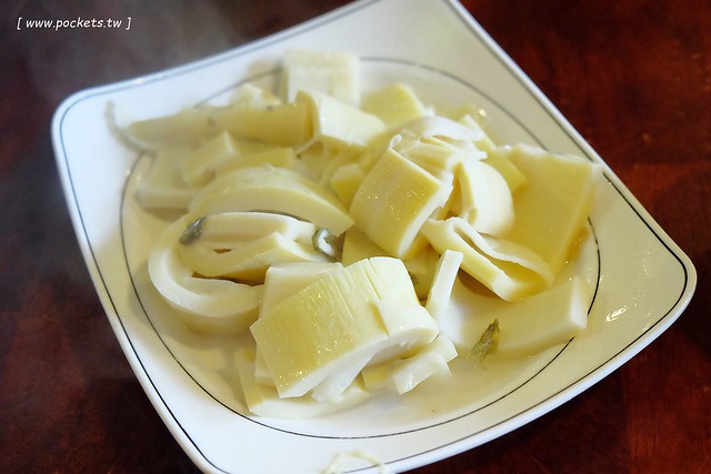 宜蘭蘇澳｜番割田甕缸雞，柴火烤的甕缸雞外皮酥脆內餡多汁，在地人都推薦吃這一家 @飛天璇的口袋