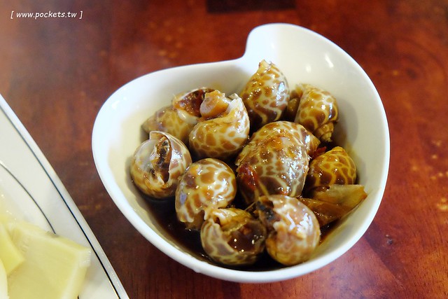 宜蘭蘇澳｜番割田甕缸雞，柴火烤的甕缸雞外皮酥脆內餡多汁，在地人都推薦吃這一家 @飛天璇的口袋