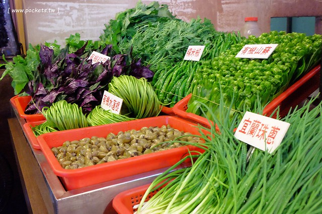 宜蘭蘇澳｜番割田甕缸雞，柴火烤的甕缸雞外皮酥脆內餡多汁，在地人都推薦吃這一家 @飛天璇的口袋