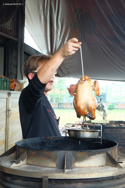 宜蘭蘇澳｜番割田甕缸雞，柴火烤的甕缸雞外皮酥脆內餡多汁，在地人都推薦吃這一家 @飛天璇的口袋