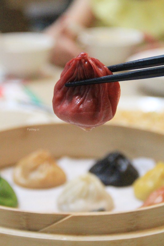 樂天皇朝┃新加坡美食：好看又好吃的八色小籠包，一顆18摺25克的黃金比例，樟宜機場第三航廈必吃美食推薦 @飛天璇的口袋