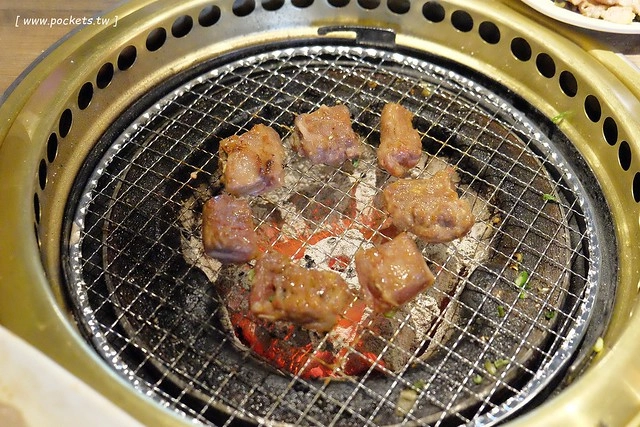 乾杯．中友店┃台中北區美食：輕鬆活潑的用餐氛圍，嘴對嘴親親10秒送五花肉 @飛天璇的口袋