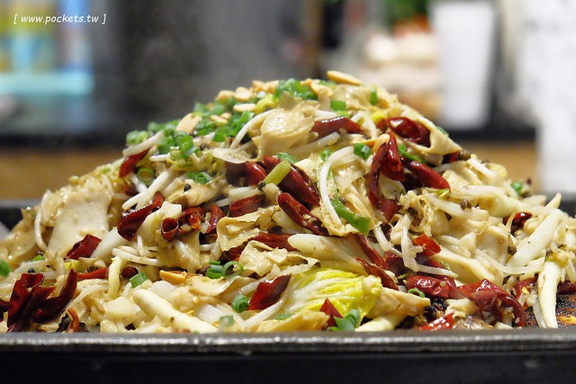 城裡城外巫山烤魚┃台中西區美食：現點現烤活魚料理，台中第一間巫山烤魚，老闆是正宗大陸人，消費打卡送一壺涼茶 @飛天璇的口袋