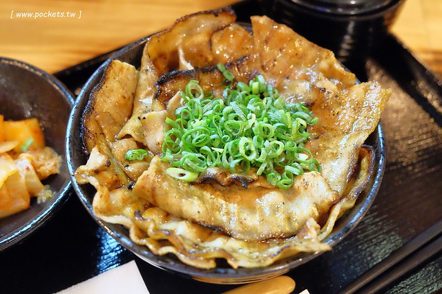 燒丼株式會社┃台中北區美食：中友百貨美食街人氣餐廳，丼飯份量多賣相好，百元餘初的價格算是經濟實惠 @飛天璇的口袋