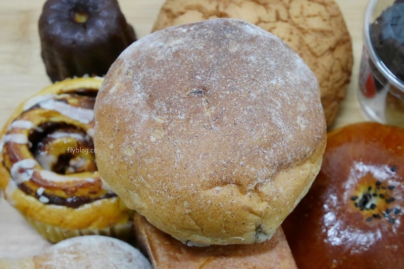 台中西區｜堂本麵包店．吳寶春師傅阿洸師的麵包店，台灣500甜推薦蜂蜜蛋糕 @飛天璇的口袋