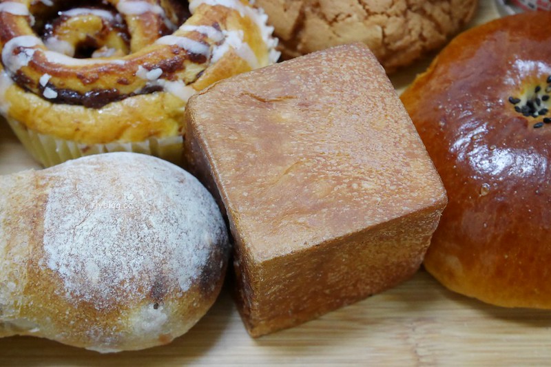 台中西區｜堂本麵包店．吳寶春師傅阿洸師的麵包店，台灣500甜推薦蜂蜜蛋糕 @飛天璇的口袋