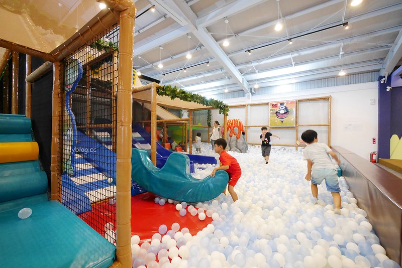 小島3.5．Island Aurora：有三隻可愛大恐龍的親子餐廳，沙坑、球池、溜滑梯、家家酒、閱讀室 @飛天璇的口袋