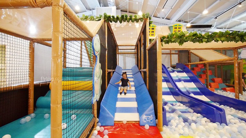 小島3.5．Island Aurora：有三隻可愛大恐龍的親子餐廳，沙坑、球池、溜滑梯、家家酒、閱讀室 @飛天璇的口袋