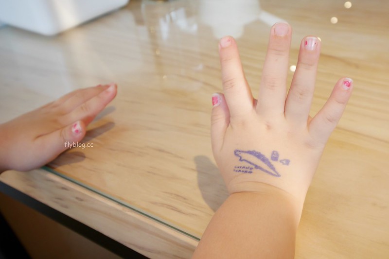 小島3.5．Island Aurora：有三隻可愛大恐龍的親子餐廳，沙坑、球池、溜滑梯、家家酒、閱讀室 @飛天璇的口袋