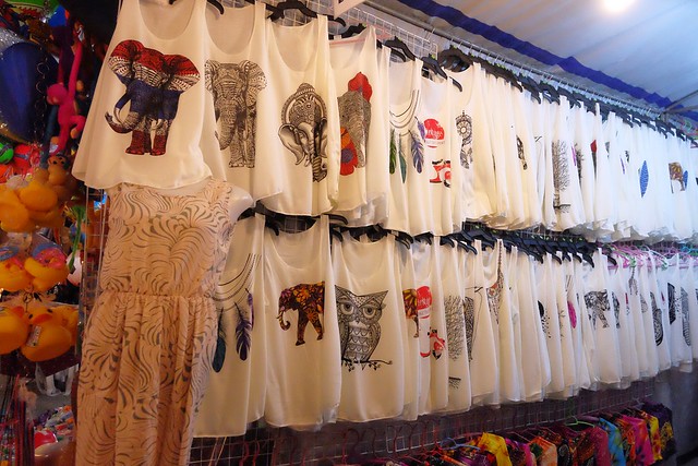 泰國華欣｜華欣夜市Chatchai Night Market｜到華欣必逛的夜市，小吃美食集中，衣服配件便宜，還有很多必買必吃 @飛天璇的口袋