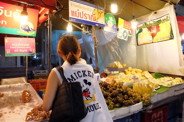 泰國華欣｜華欣夜市Chatchai Night Market｜到華欣必逛的夜市，小吃美食集中，衣服配件便宜，還有很多必買必吃 @飛天璇的口袋