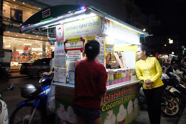 泰國華欣｜華欣夜市Chatchai Night Market｜到華欣必逛的夜市，小吃美食集中，衣服配件便宜，還有很多必買必吃 @飛天璇的口袋