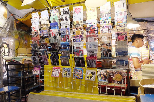 泰國華欣｜華欣夜市Chatchai Night Market｜到華欣必逛的夜市，小吃美食集中，衣服配件便宜，還有很多必買必吃 @飛天璇的口袋