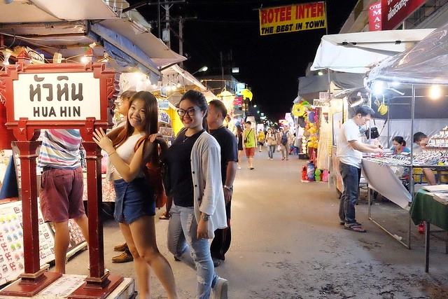 泰國華欣｜華欣夜市Chatchai Night Market｜到華欣必逛的夜市，小吃美食集中，衣服配件便宜，還有很多必買必吃 @飛天璇的口袋