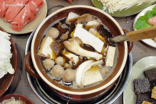 台中西屯｜霸味羊肉爐．中科商圈羊肉爐，使用炭火加熱薑母鴨湯頭 @飛天璇的口袋
