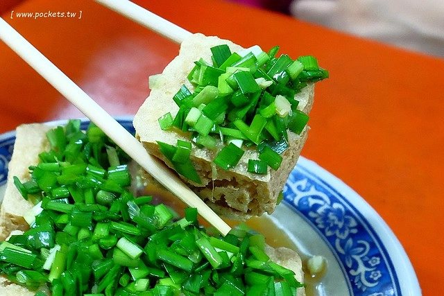 花蓮鳳林｜鳳林韭菜臭豆腐｜你吃過這種另類吃法嗎？加了生韭菜的臭豆腐，在地人推薦的隱藏版美食 @飛天璇的口袋