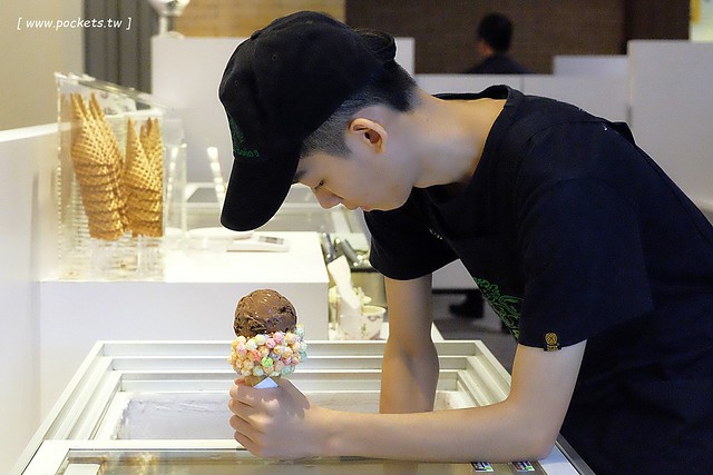 Emack & Bolio&rsquo;s┃ 台中西屯美食：來自美國波斯頓的堆疊冰淇淋，華麗又濃郁的搖滾風味，一起體驗疊疊樂的樂趣 @飛天璇的口袋