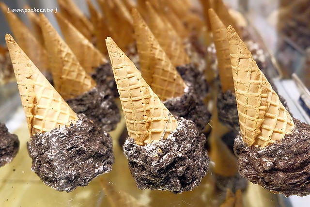 Emack & Bolio&rsquo;s┃ 台中西屯美食：來自美國波斯頓的堆疊冰淇淋，華麗又濃郁的搖滾風味，一起體驗疊疊樂的樂趣 @飛天璇的口袋