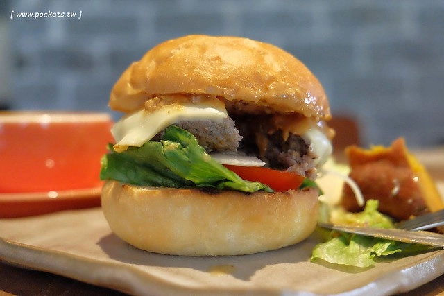 台中北屯｜小葛廚房，手作漢堡為主早午餐店，鄰近水湳市場和美國學校 @飛天璇的口袋