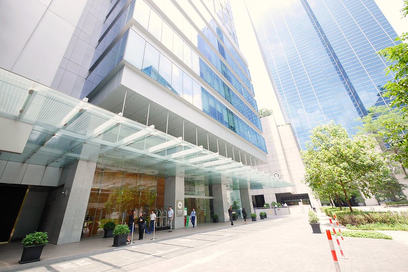 新加坡豪亞酒店．Oasia Hotel Novena┃新加坡飯店：距離諾維娜地鐵站步行2分鐘，樓下就有超市和便利商店 @飛天璇的口袋