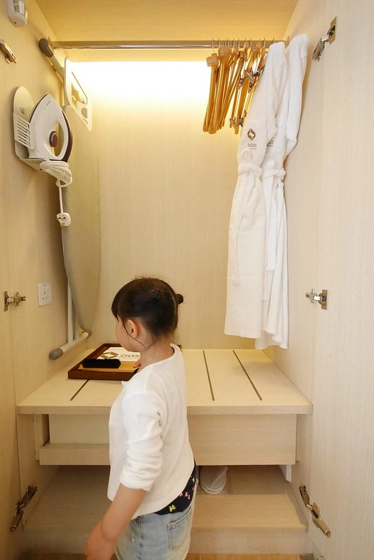 新加坡豪亞酒店．Oasia Hotel Novena┃新加坡飯店：距離諾維娜地鐵站步行2分鐘，樓下就有超市和便利商店 @飛天璇的口袋