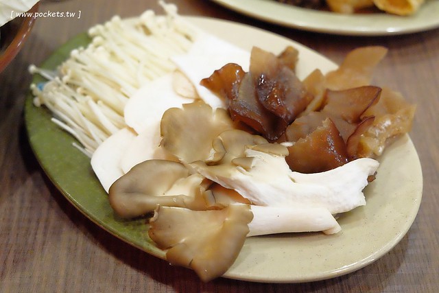 台中西屯｜霸味羊肉爐．中科商圈羊肉爐，使用炭火加熱薑母鴨湯頭 @飛天璇的口袋