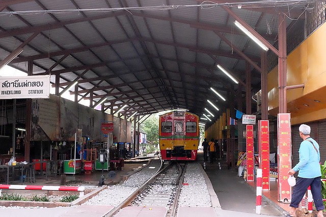泰國曼谷｜美功鐵道市場 Maeklong．曼谷近郊一日遊必訪景點，火車經過攤販特殊求生之道 @飛天璇的口袋