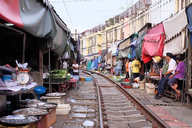 泰國曼谷｜美功鐵道市場 Maeklong．曼谷近郊一日遊必訪景點，火車經過攤販特殊求生之道 @飛天璇的口袋