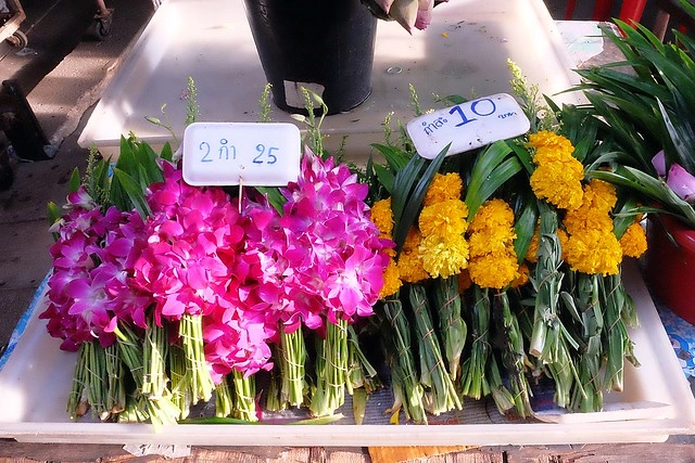 泰國曼谷｜美功鐵道市場 Maeklong．曼谷近郊一日遊必訪景點，火車經過攤販特殊求生之道 @飛天璇的口袋