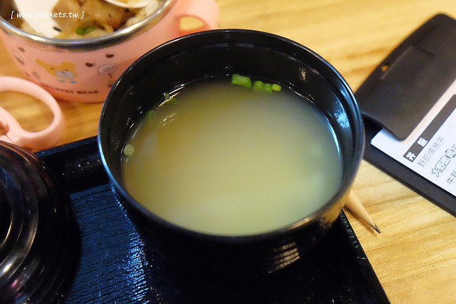 燒丼株式會社┃台中北區美食：中友百貨美食街人氣餐廳，丼飯份量多賣相好，百元餘初的價格算是經濟實惠 @飛天璇的口袋